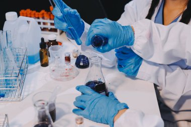 Mikroskopları, test tüpleri ve diğer laboratuvar ekipmanlarıyla Modern Boş Bilim Laboratuvarı