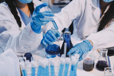 Mikroskopları, test tüpleri ve diğer laboratuvar ekipmanlarıyla Modern Boş Bilim Laboratuvarı