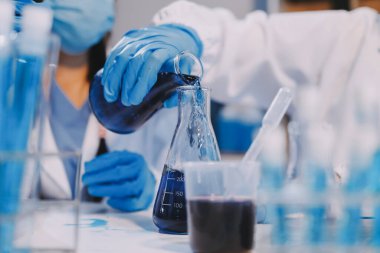 Mikroskopları, test tüpleri ve diğer laboratuvar ekipmanlarıyla Modern Boş Bilim Laboratuvarı