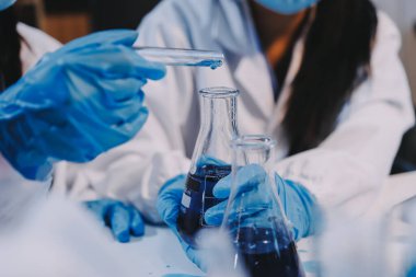 Mikroskopları, test tüpleri ve diğer laboratuvar ekipmanlarıyla Modern Boş Bilim Laboratuvarı