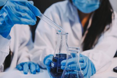 Mikroskopları, test tüpleri ve diğer laboratuvar ekipmanlarıyla Modern Boş Bilim Laboratuvarı