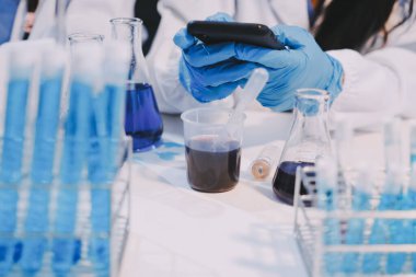 Mikroskopları, test tüpleri ve diğer laboratuvar ekipmanlarıyla Modern Boş Bilim Laboratuvarı