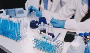 Mikroskopları, test tüpleri ve diğer laboratuvar ekipmanlarıyla Modern Boş Bilim Laboratuvarı