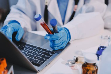 Mikroskopları, test tüpleri ve diğer laboratuvar ekipmanlarıyla Modern Boş Bilim Laboratuvarı