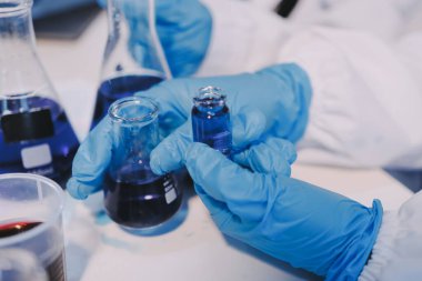 Mikroskopları, test tüpleri ve diğer laboratuvar ekipmanlarıyla Modern Boş Bilim Laboratuvarı