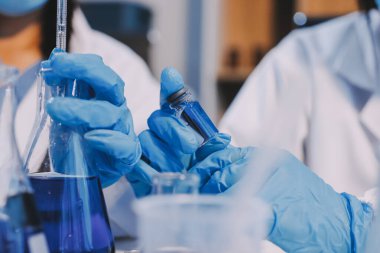 Mikroskopları, test tüpleri ve diğer laboratuvar ekipmanlarıyla Modern Boş Bilim Laboratuvarı