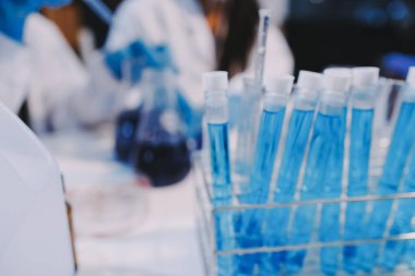 Mikroskopları, test tüpleri ve diğer laboratuvar ekipmanlarıyla Modern Boş Bilim Laboratuvarı