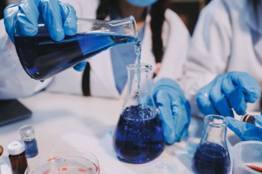 Mikroskopları, test tüpleri ve diğer laboratuvar ekipmanlarıyla Modern Boş Bilim Laboratuvarı