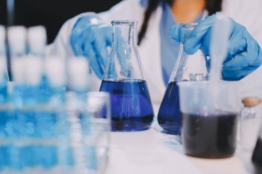 Mikroskopları, test tüpleri ve diğer laboratuvar ekipmanlarıyla Modern Boş Bilim Laboratuvarı