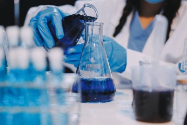 Mikroskopları, test tüpleri ve diğer laboratuvar ekipmanlarıyla Modern Boş Bilim Laboratuvarı