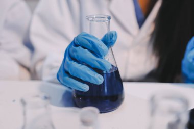 Mikroskopları, test tüpleri ve diğer laboratuvar ekipmanlarıyla Modern Boş Bilim Laboratuvarı