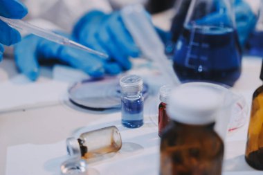 Mikroskopları, test tüpleri ve diğer laboratuvar ekipmanlarıyla Modern Boş Bilim Laboratuvarı