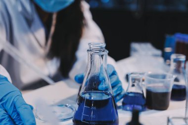 Mikroskopları, test tüpleri ve diğer laboratuvar ekipmanlarıyla Modern Boş Bilim Laboratuvarı