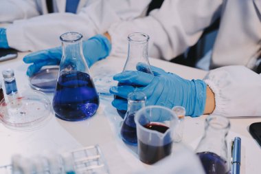 Mikroskopları, test tüpleri ve diğer laboratuvar ekipmanlarıyla Modern Boş Bilim Laboratuvarı