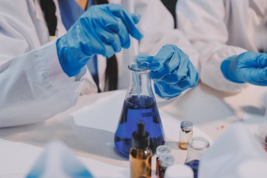 Mikroskopları, test tüpleri ve diğer laboratuvar ekipmanlarıyla Modern Boş Bilim Laboratuvarı