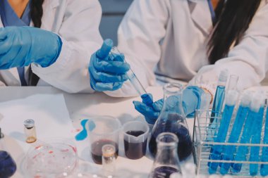 Mikroskopları, test tüpleri ve diğer laboratuvar ekipmanlarıyla Modern Boş Bilim Laboratuvarı