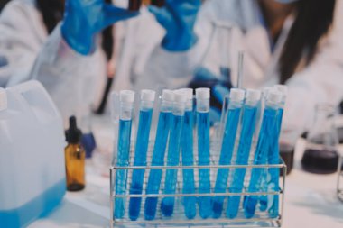 Mikroskopları, test tüpleri ve diğer laboratuvar ekipmanlarıyla Modern Boş Bilim Laboratuvarı