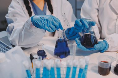 Mikroskopları, test tüpleri ve diğer laboratuvar ekipmanlarıyla Modern Boş Bilim Laboratuvarı