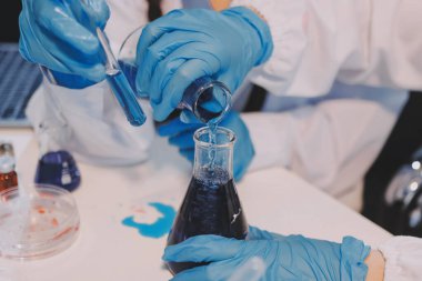 Mikroskopları, test tüpleri ve diğer laboratuvar ekipmanlarıyla Modern Boş Bilim Laboratuvarı