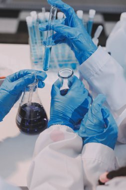 Mikroskopları, test tüpleri ve diğer laboratuvar ekipmanlarıyla Modern Boş Bilim Laboratuvarı