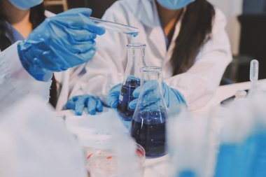 Mikroskopları, test tüpleri ve diğer laboratuvar ekipmanlarıyla Modern Boş Bilim Laboratuvarı