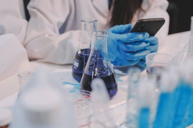 Mikroskopları, test tüpleri ve diğer laboratuvar ekipmanlarıyla Modern Boş Bilim Laboratuvarı