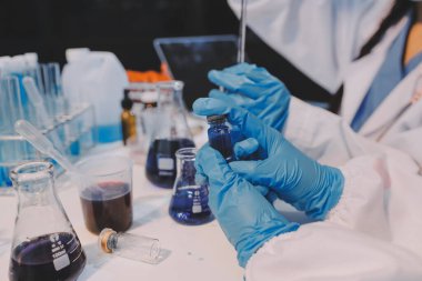 Mikroskopları, test tüpleri ve diğer laboratuvar ekipmanlarıyla Modern Boş Bilim Laboratuvarı