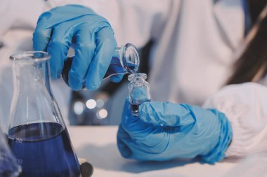 Mikroskopları, test tüpleri ve diğer laboratuvar ekipmanlarıyla Modern Boş Bilim Laboratuvarı