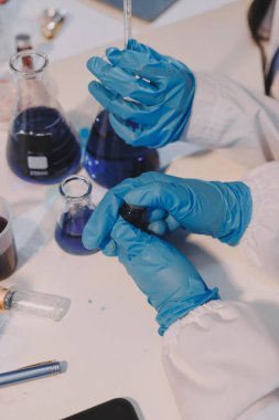 Mikroskopları, test tüpleri ve diğer laboratuvar ekipmanlarıyla Modern Boş Bilim Laboratuvarı