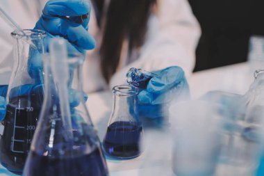 Mikroskopları, test tüpleri ve diğer laboratuvar ekipmanlarıyla Modern Boş Bilim Laboratuvarı