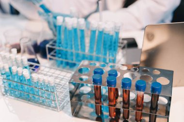 Mikroskopları, test tüpleri ve diğer laboratuvar ekipmanlarıyla Modern Boş Bilim Laboratuvarı