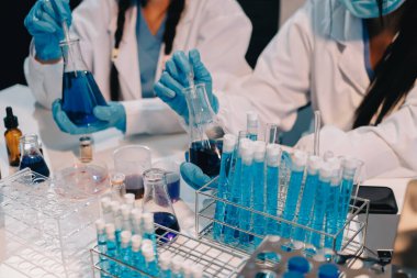 Mikroskopları, test tüpleri ve diğer laboratuvar ekipmanlarıyla Modern Boş Bilim Laboratuvarı