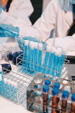 Mikroskopları, test tüpleri ve diğer laboratuvar ekipmanlarıyla Modern Boş Bilim Laboratuvarı