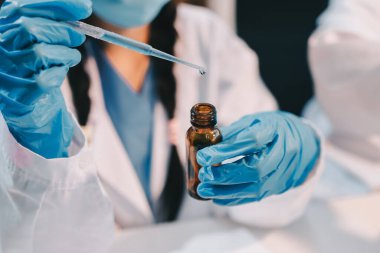 Mikroskopları, test tüpleri ve diğer laboratuvar ekipmanlarıyla Modern Boş Bilim Laboratuvarı