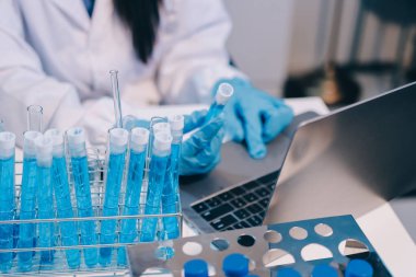 Mikroskopları, test tüpleri ve diğer laboratuvar ekipmanlarıyla Modern Boş Bilim Laboratuvarı