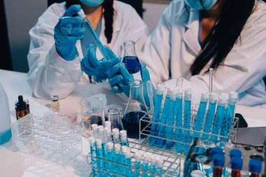 Mikroskopları, test tüpleri ve diğer laboratuvar ekipmanlarıyla Modern Boş Bilim Laboratuvarı