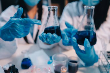 Mikroskopları, test tüpleri ve diğer laboratuvar ekipmanlarıyla Modern Boş Bilim Laboratuvarı