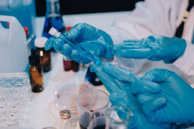 Mikroskopları, test tüpleri ve diğer laboratuvar ekipmanlarıyla Modern Boş Bilim Laboratuvarı