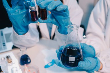 Mikroskopları, test tüpleri ve diğer laboratuvar ekipmanlarıyla Modern Boş Bilim Laboratuvarı