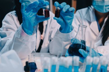 Mikroskopları, test tüpleri ve diğer laboratuvar ekipmanlarıyla Modern Boş Bilim Laboratuvarı