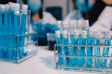 Mikroskopları, test tüpleri ve diğer laboratuvar ekipmanlarıyla Modern Boş Bilim Laboratuvarı