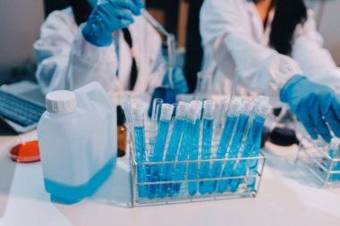 Mikroskopları, test tüpleri ve diğer laboratuvar ekipmanlarıyla Modern Boş Bilim Laboratuvarı