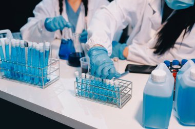 Mikroskopları, test tüpleri ve diğer laboratuvar ekipmanlarıyla Modern Boş Bilim Laboratuvarı