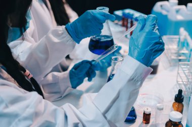 Mikroskopları, test tüpleri ve diğer laboratuvar ekipmanlarıyla Modern Boş Bilim Laboratuvarı