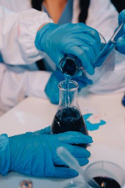 Mikroskopları, test tüpleri ve diğer laboratuvar ekipmanlarıyla Modern Boş Bilim Laboratuvarı