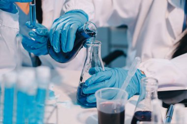 Mikroskopları, test tüpleri ve diğer laboratuvar ekipmanlarıyla Modern Boş Bilim Laboratuvarı