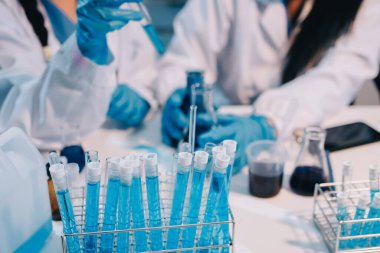 Mikroskopları, test tüpleri ve diğer laboratuvar ekipmanlarıyla Modern Boş Bilim Laboratuvarı