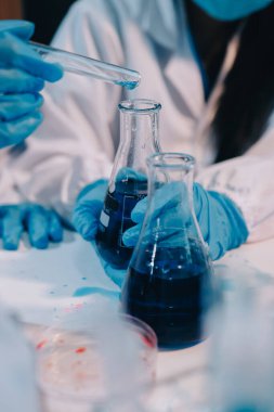 Mikroskopları, test tüpleri ve diğer laboratuvar ekipmanlarıyla Modern Boş Bilim Laboratuvarı