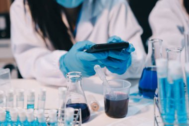 Mikroskopları, test tüpleri ve diğer laboratuvar ekipmanlarıyla Modern Boş Bilim Laboratuvarı