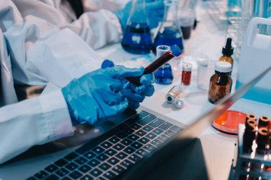 Mikroskopları, test tüpleri ve diğer laboratuvar ekipmanlarıyla Modern Boş Bilim Laboratuvarı